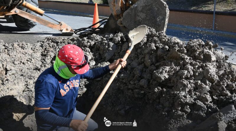 Atiende Gobierno de Beto Granados Fuga de Agua en la Colonia Jardín Atiende Gobierno de Beto Granados Fuga de Agua en la Colonia Jardín