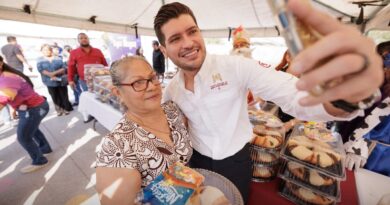 Con Cariño y Compromiso, el Alcalde Beto Granados Lleva Roscas de Reyes y Juguetes a Villa Las Torres