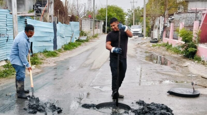 Atendió COMAPA Limpieza de Pozos de Visita en la Colonia Ferrocarril Poniente