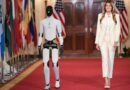 ¡El Futuro Es Hoy! Melania Trump Sorprende Acompañada De Un Robot Humanoide En La Casa Blanca ¡El Futuro Es Hoy! Melania Trump Sorprende Acompañada De Un Robot Humanoide En La Casa Blanca