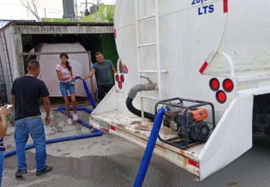 Apoya Comapa con Suministro de Agua por Medio de Pipas en la col. Rincón de las Flores Apoya Comapa con Suministro de Agua por Medio de Pipas en la col. Rincón de las Flores