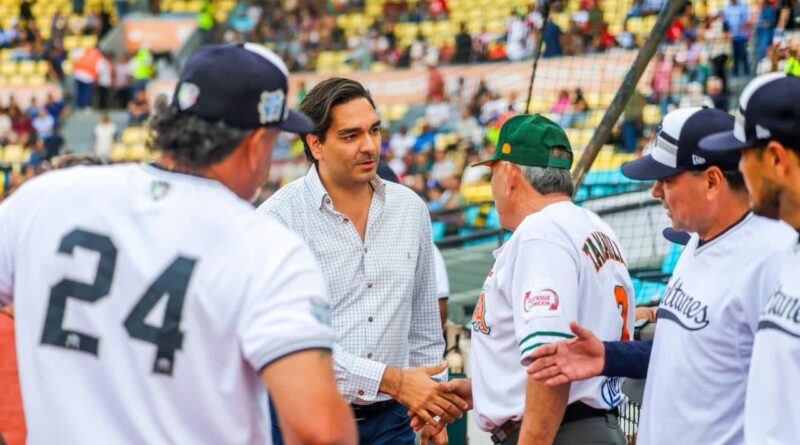 Lanzó Julio César Chávez Jr Primera Bola en Partido Charros-Sultanes en Reynosa Lanzó Julio César Chávez Jr Primera Bola en Partido Charros-Sultanes en Reynosa