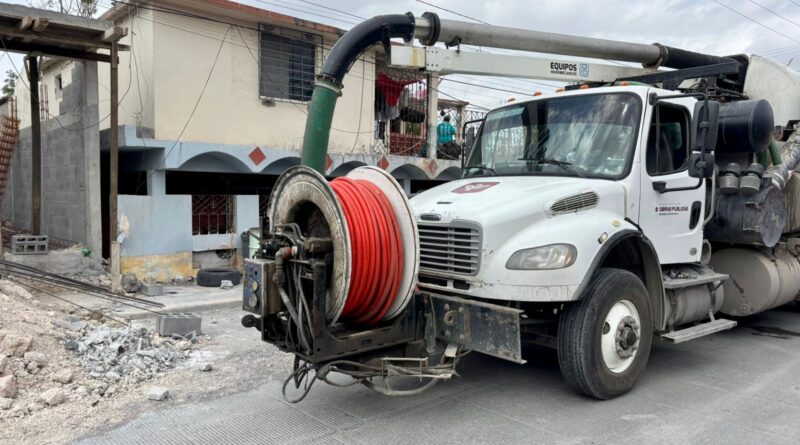 Coordina Carlos Peña Ortiz Desazolve de red Sanitaria con Equipos de Obras Públicas