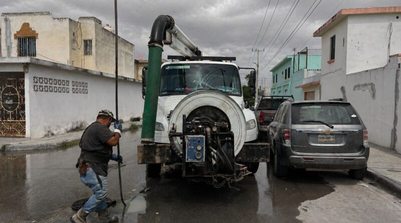 Trabaja Gobierno de Reynosa a la par de la COMAPA en Desazolve del Drenaje Sanitario