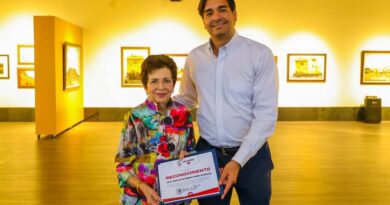 Cortó Alcalde Carlos Peña Ortiz el Listón Inaugural de la Obra Pictórica de Mángeles Barocio Cortó Alcalde Carlos Peña Ortiz el Listón Inaugural de la Obra Pictórica de Mángeles Barocio
