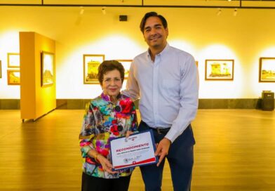 Cortó Alcalde Carlos Peña Ortiz el Listón Inaugural de la Obra Pictórica de Mángeles Barocio Cortó Alcalde Carlos Peña Ortiz el Listón Inaugural de la Obra Pictórica de Mángeles Barocio