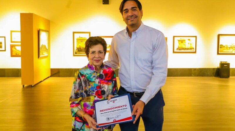 Cortó Alcalde Carlos Peña Ortiz el Listón Inaugural de la Obra Pictórica de Mángeles Barocio Cortó Alcalde Carlos Peña Ortiz el Listón Inaugural de la Obra Pictórica de Mángeles Barocio