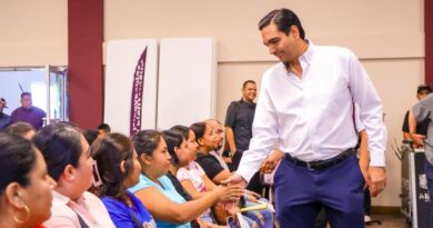 Entregó Carlos Peña Ortiz Tarjetas de Beca Rita Cetina con Alexander Alan Bolaños Tinoco, Coordinador del Programa Entregó Carlos Peña Ortiz Tarjetas de Beca Rita Cetina con Alexander Alan Bolaños Tinoco, Coordinador del Programa