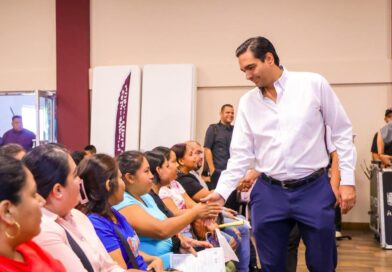 Entregó Carlos Peña Ortiz Tarjetas de Beca Rita Cetina con Alexander Alan Bolaños Tinoco, Coordinador del Programa Entregó Carlos Peña Ortiz Tarjetas de Beca Rita Cetina con Alexander Alan Bolaños Tinoco, Coordinador del Programa