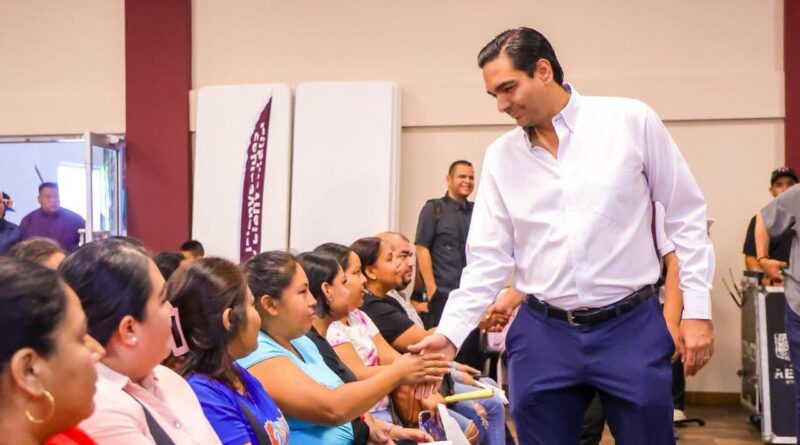 Entregó Carlos Peña Ortiz Tarjetas de Beca Rita Cetina con Alexander Alan Bolaños Tinoco, Coordinador del Programa Entregó Carlos Peña Ortiz Tarjetas de Beca Rita Cetina con Alexander Alan Bolaños Tinoco, Coordinador del Programa