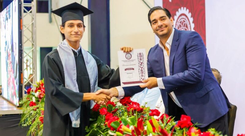 Presidió Alcalde Carlos Peña Ortiz Graduación de Generación LIII del CBTIS 7 con la Directora Brenda Lilia Godina Tovias Presidió Alcalde Carlos Peña Ortiz Graduación de Generación LIII del CBTIS 7 con la Directora Brenda Lilia Godina Tovias