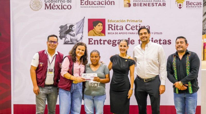 Encabezó Carlos Peña Ortiz Entrega de Tarjetas con Nadia Ochoa Coordinadora Estatal de Becas Rita Cetina