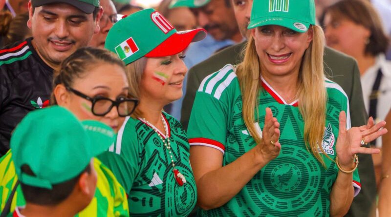 Convivió la Senadora Maki Ortiz con Aficionados al Futbol en Transmisión de Juego Mundialista Convivió la Senadora Maki Ortiz con Aficionados al Futbol en Transmisión de Juego Mundialista
