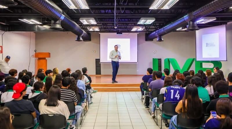 Dialogó Carlos Peña Ortiz con Estudiantes de la Universidad Valle del Bravo con «Acción y Conciencia»