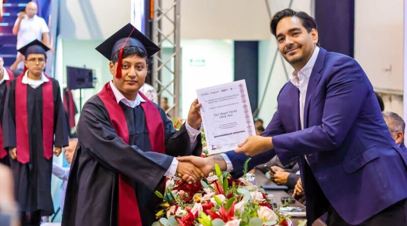 Asistió Carlos Peña Ortiz a Ceremonia de Graduación del CETIS No. 131