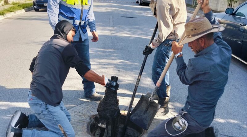 Atiende Comapa Reynosa Limpieza de Pozos de Visita en Las Ceibas Atiende Comapa Reynosa Limpieza de Pozos de Visita en Las Ceibas