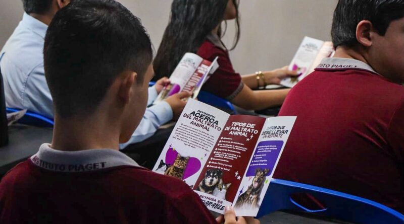 Imparte Gobierno de Carlos Peña Ortiz Plática de Concientización en la Preparatoria Piaget