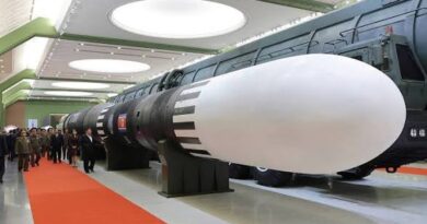 Kim Jong Un Exhibe un Misil con Alcance para Llegar a Estados Unidos